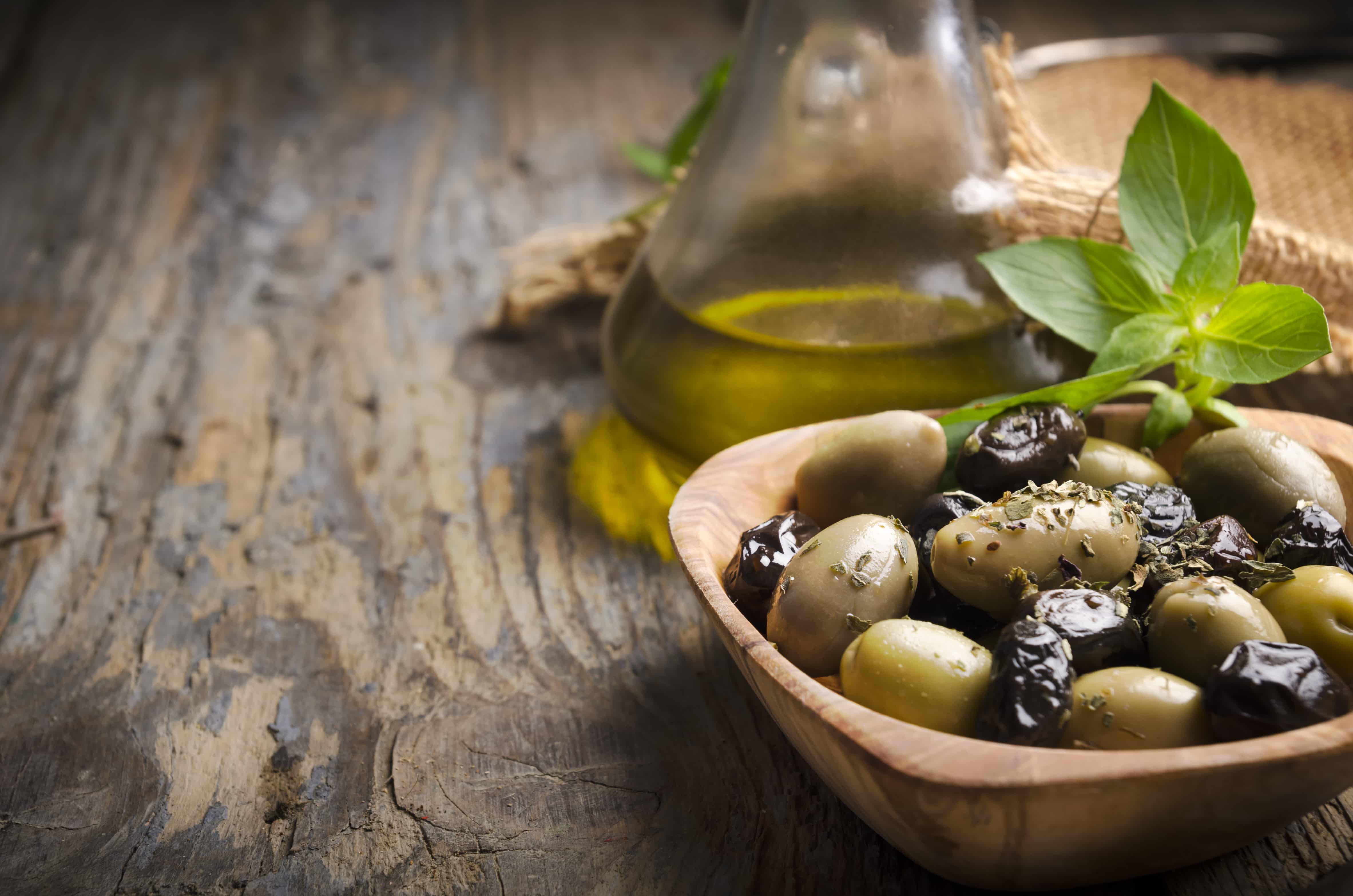 Оливковое масло - чем полезно для организма и кожи. Есть ли у него противопоказания