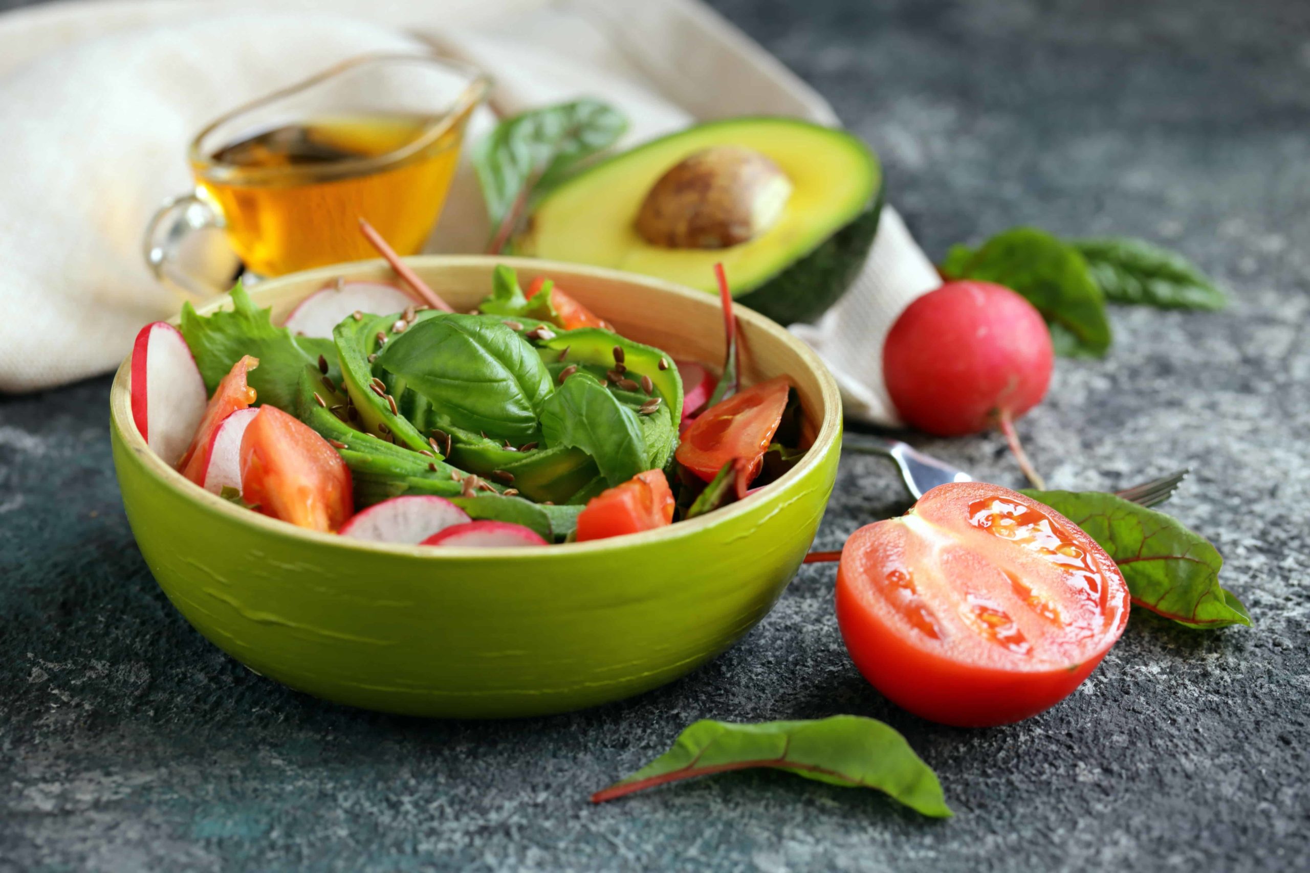 Салат с авокадо, помидорами и огурцами - рецепт с пошаговым приготовлением
