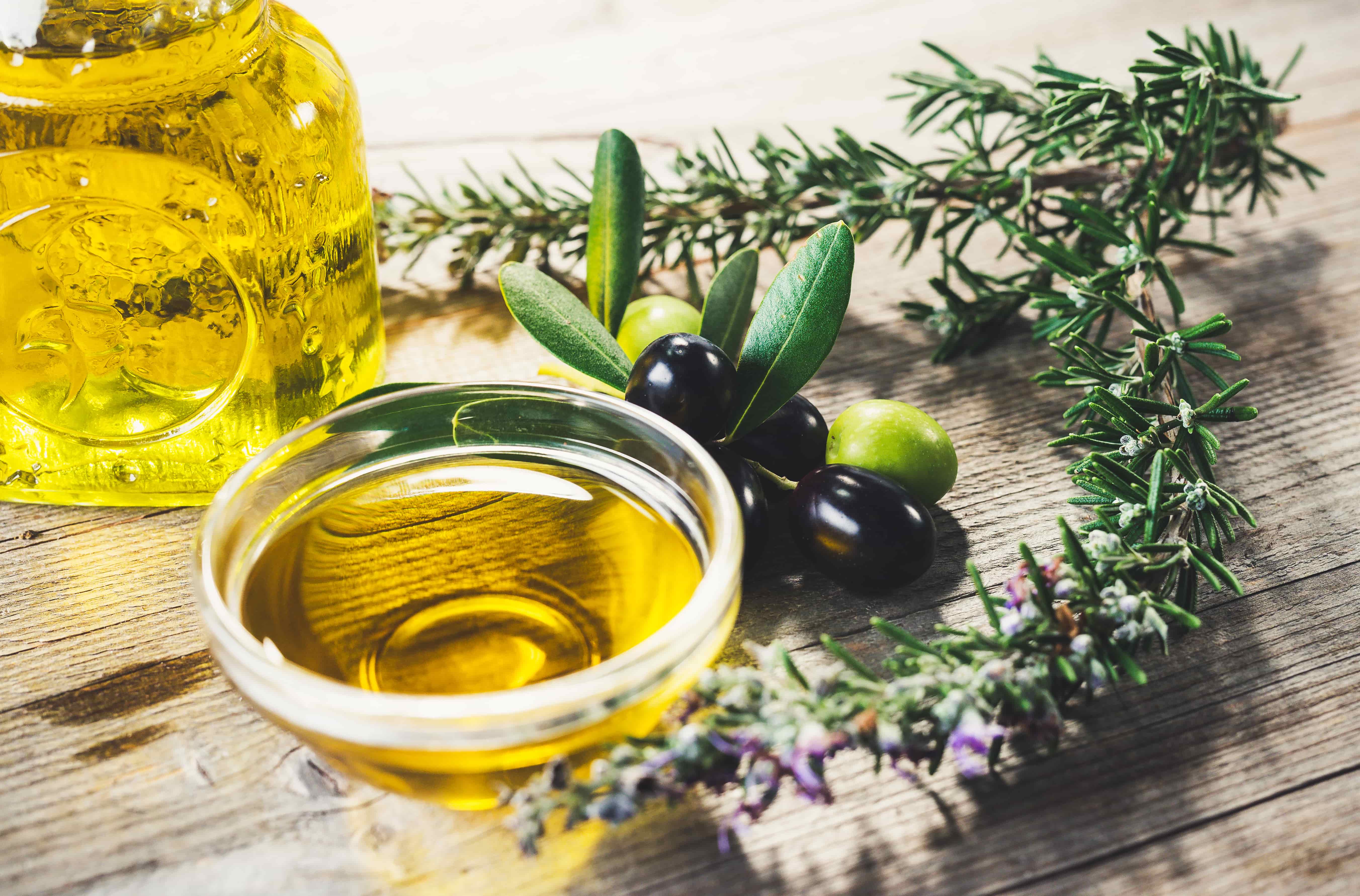 Оливковое масло - чем полезно для организма и кожи. Есть ли у него противопоказания